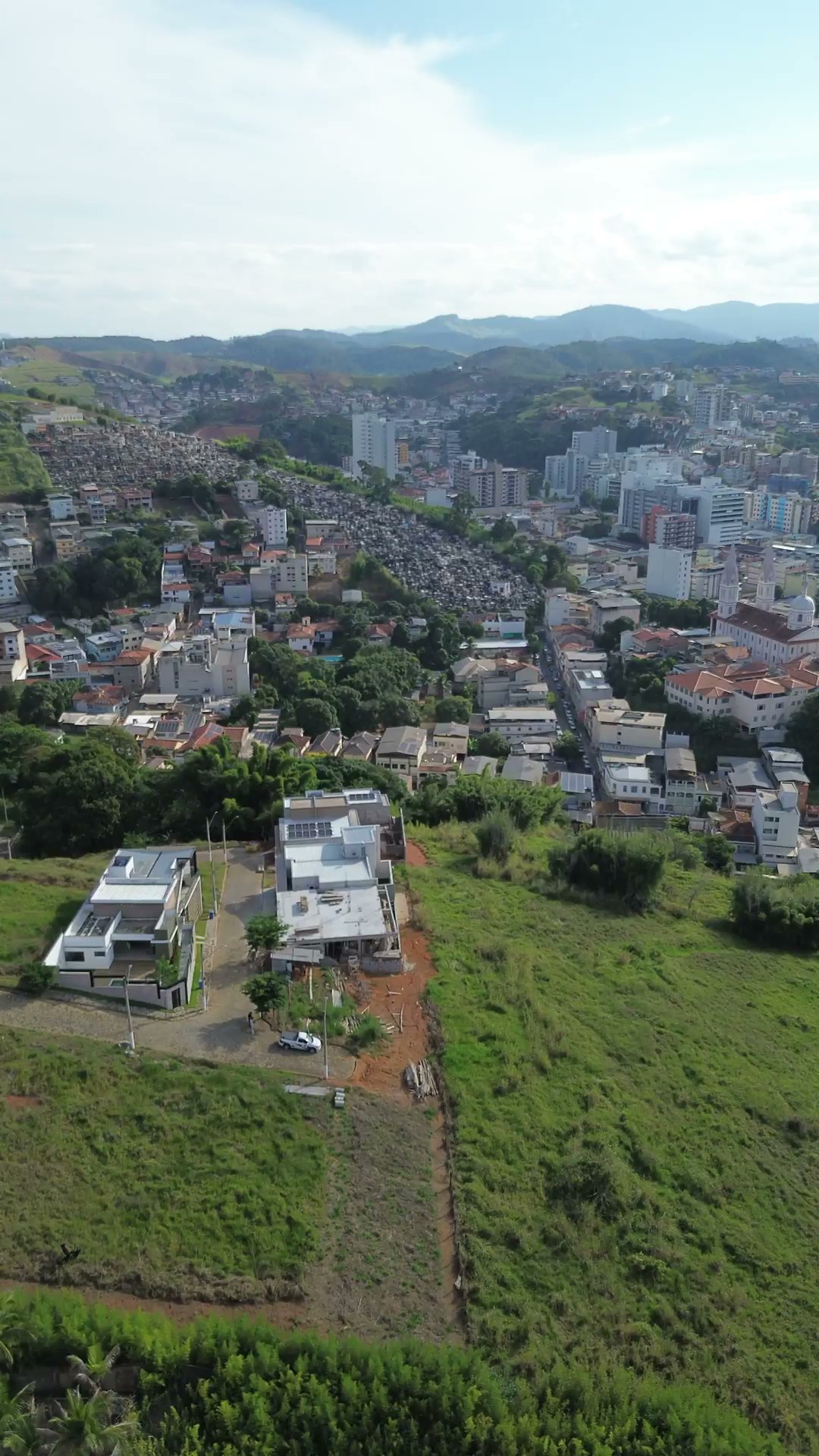 Vista aérea real da região central de Ubá